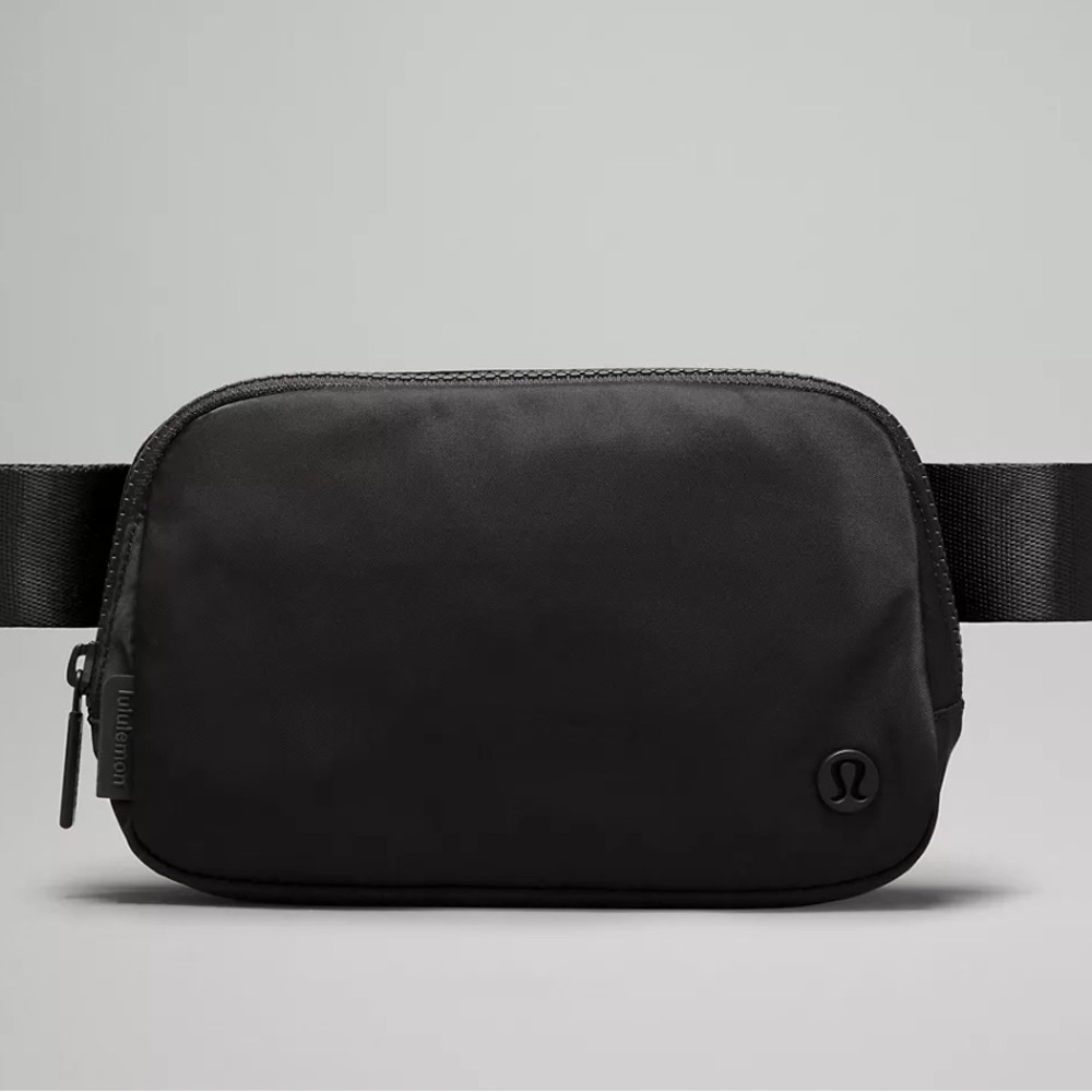 lululemon athletica black belt bag
